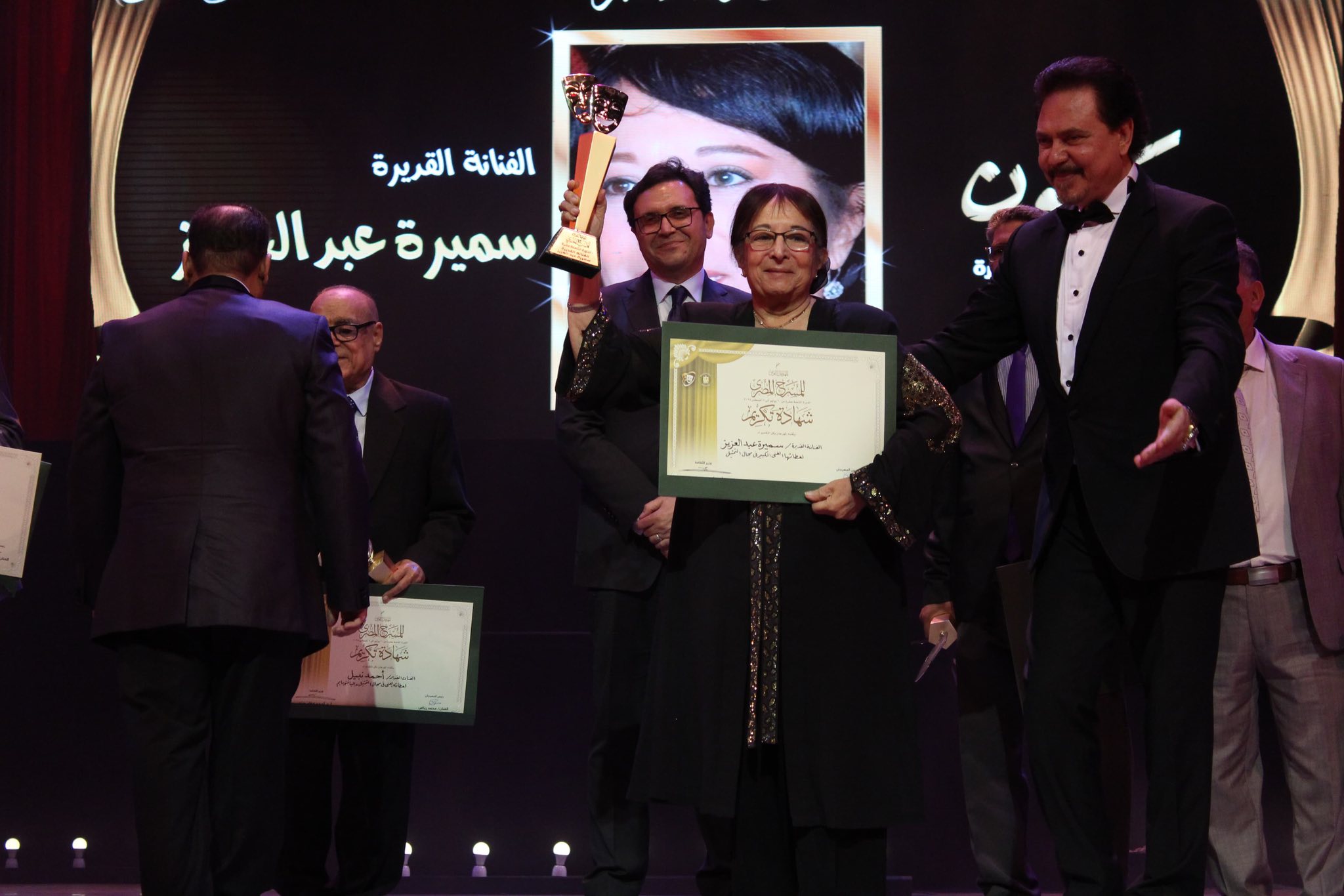 الفنانة سميرة عبد العزيز