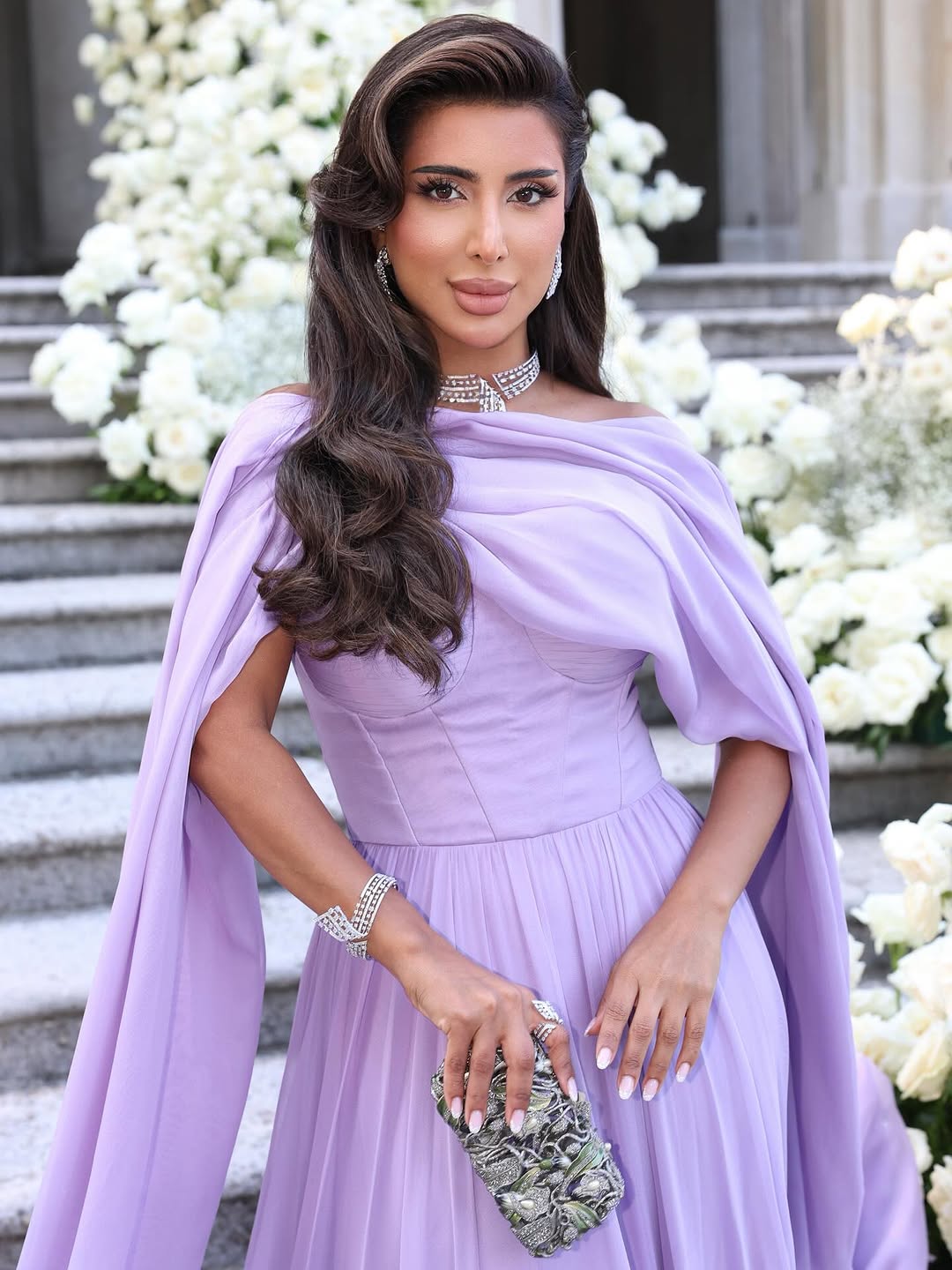 مريم الياسي بفستان بنفسجي فاتح