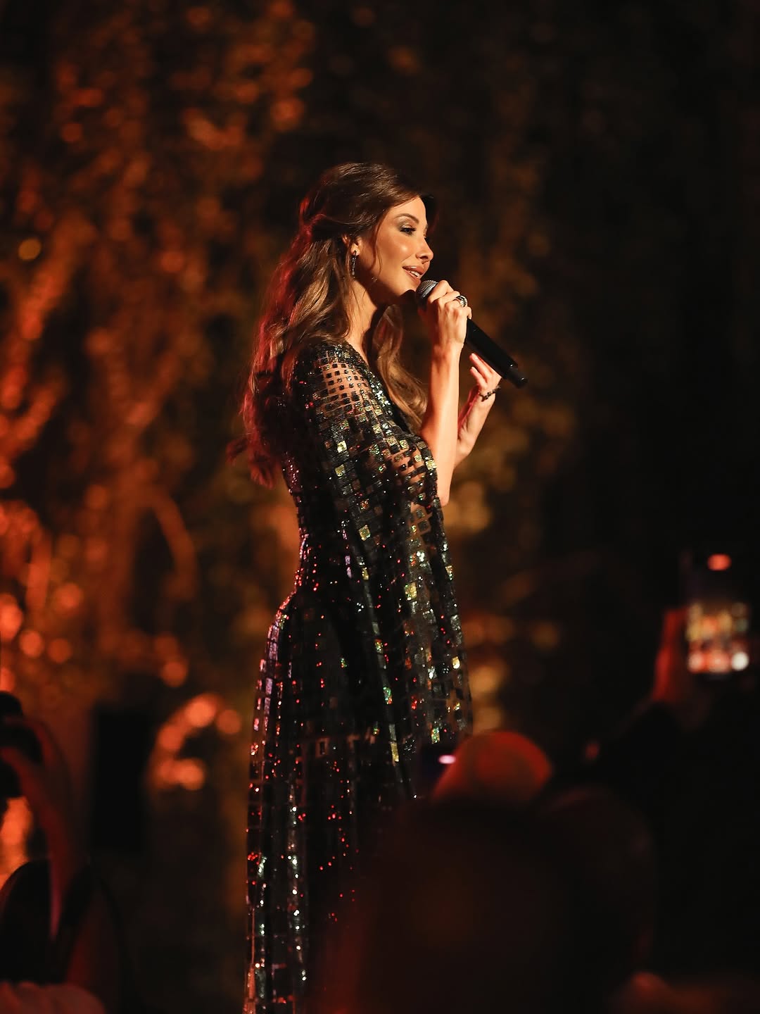 نانسي عجرم بتسريحة النصف رفعة
