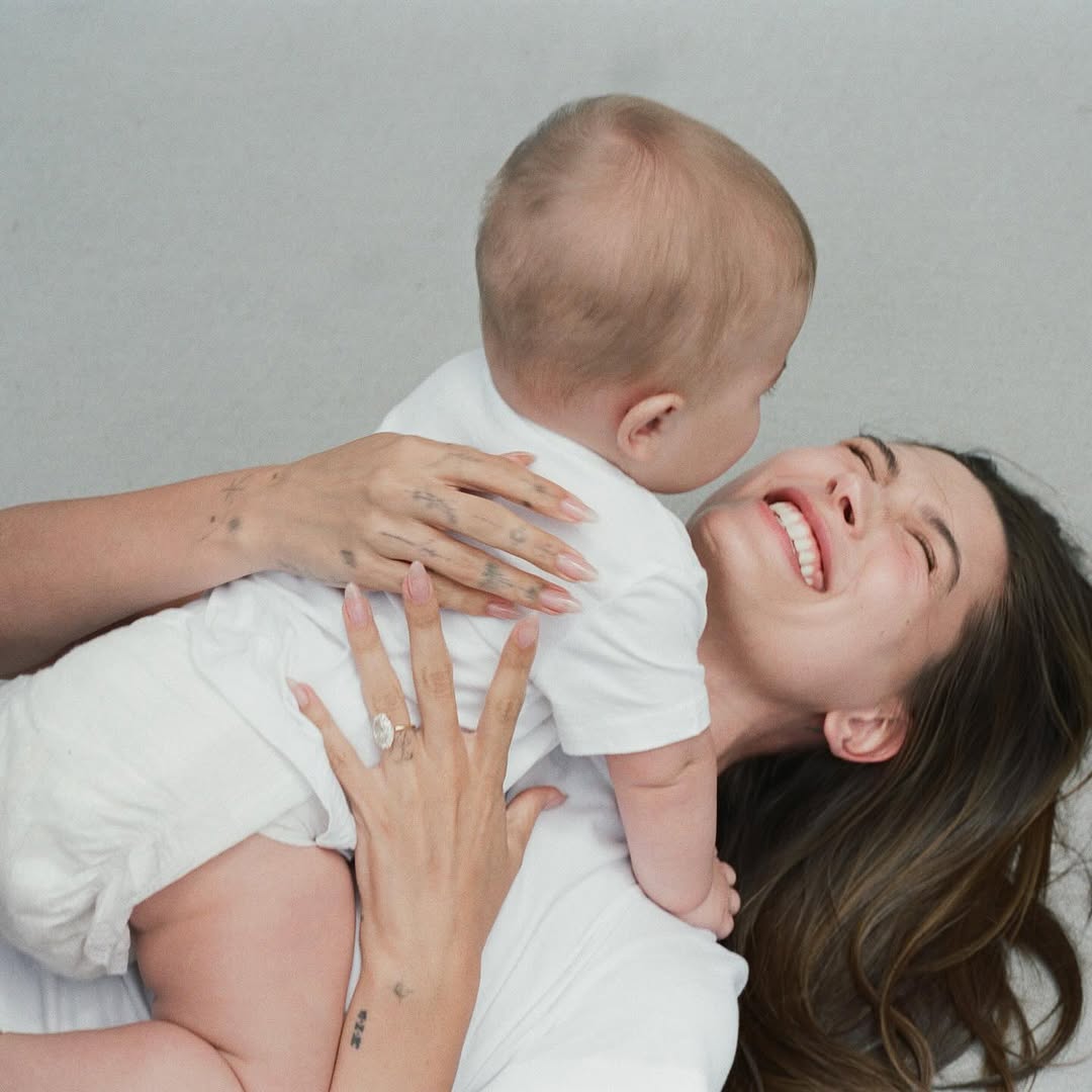 هايلي بيبر وابنها