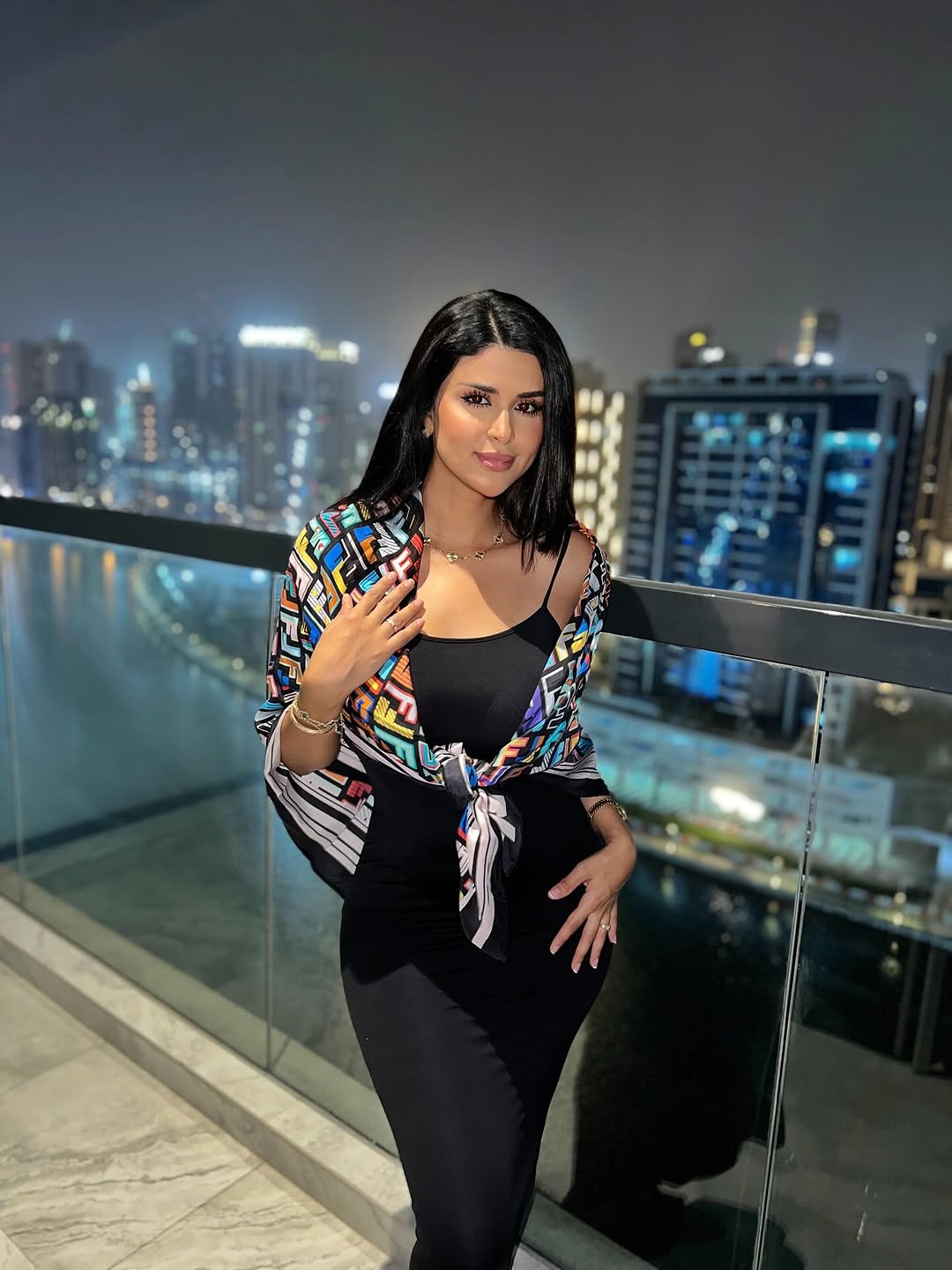 إطلالة مسائية جريئة وعصرية