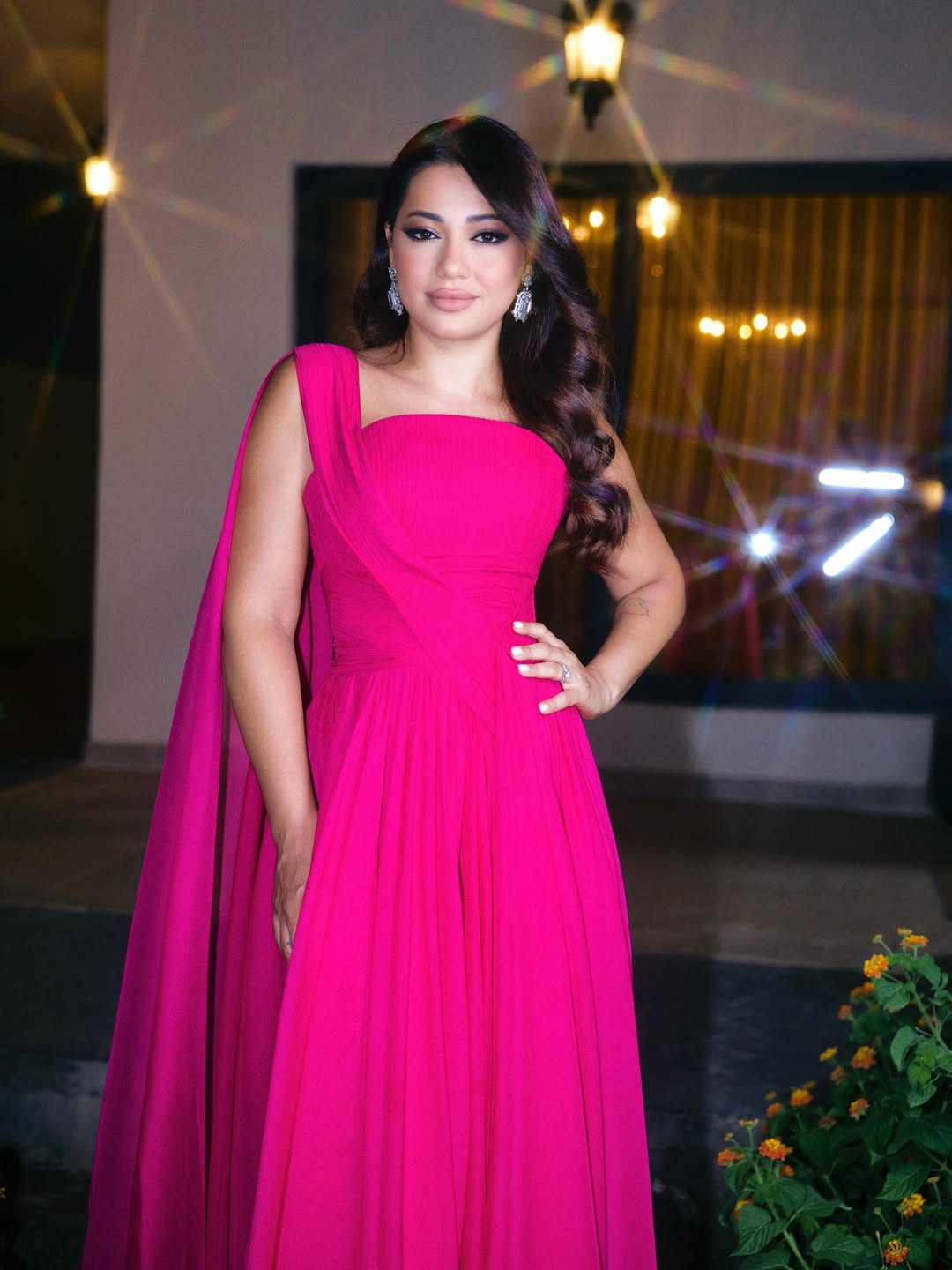 رحمة رياض تتألق بالفوشيا الدرامي على المسرح