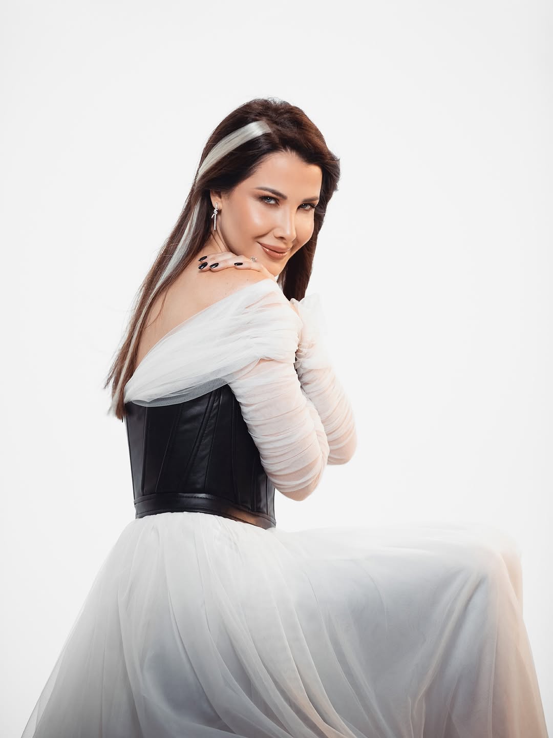 نانسي عجرم بإطلالة جمالية تجمع بين الكلاسيكية والجرأة