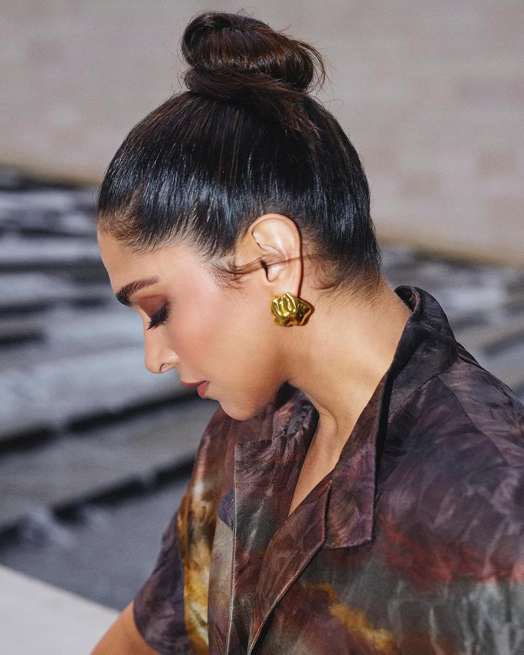 سحر مكياج العيون الدافئ بلمسة برونزية