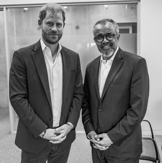 الأمير هاري بجانب الدكتور تيدروس أدهانوم غيبريسوس، مدير منظمة الصحة العالمية