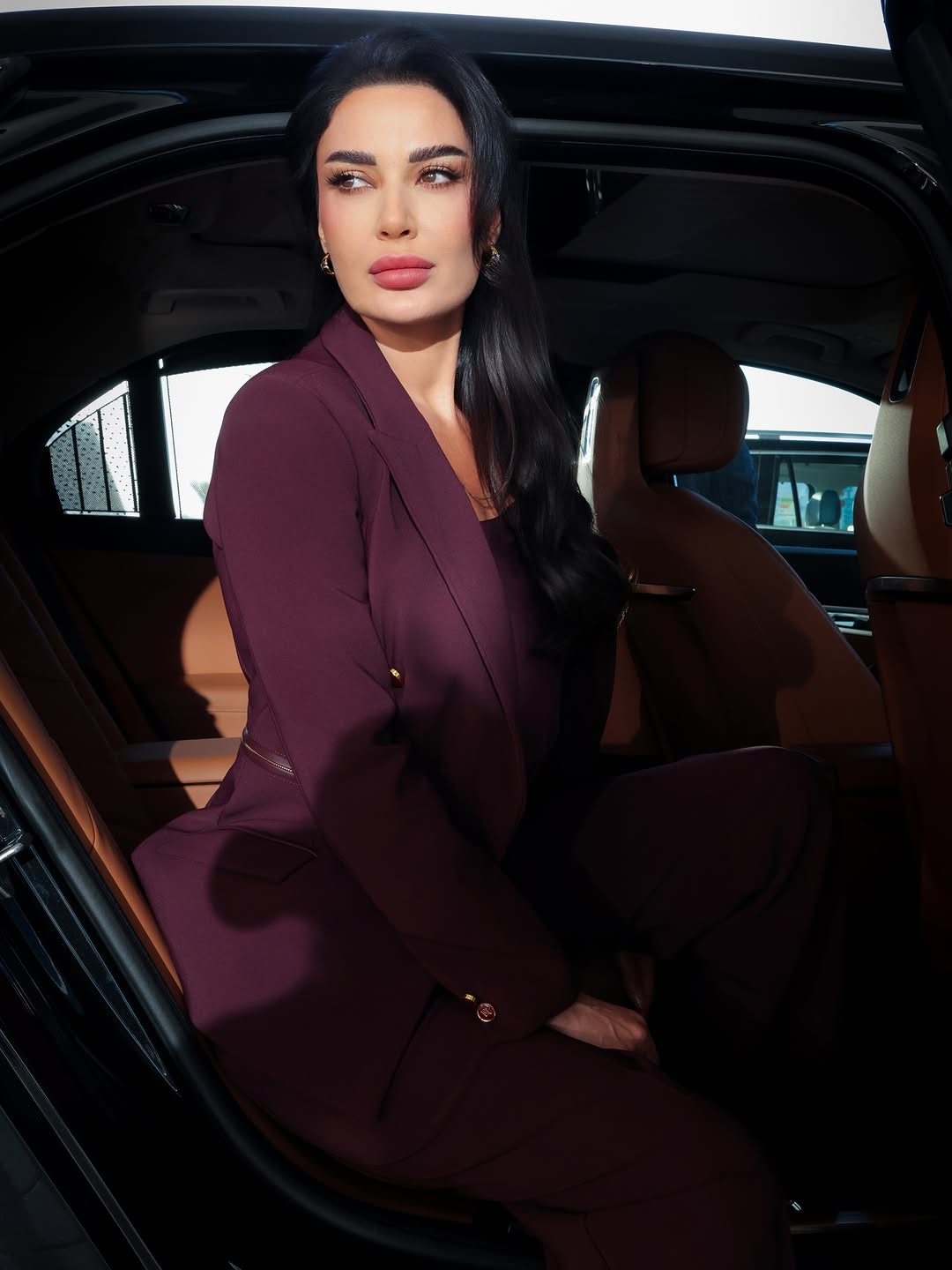 سيرين عبد النور ببدلة بورغندي من Elisabetta Franchi