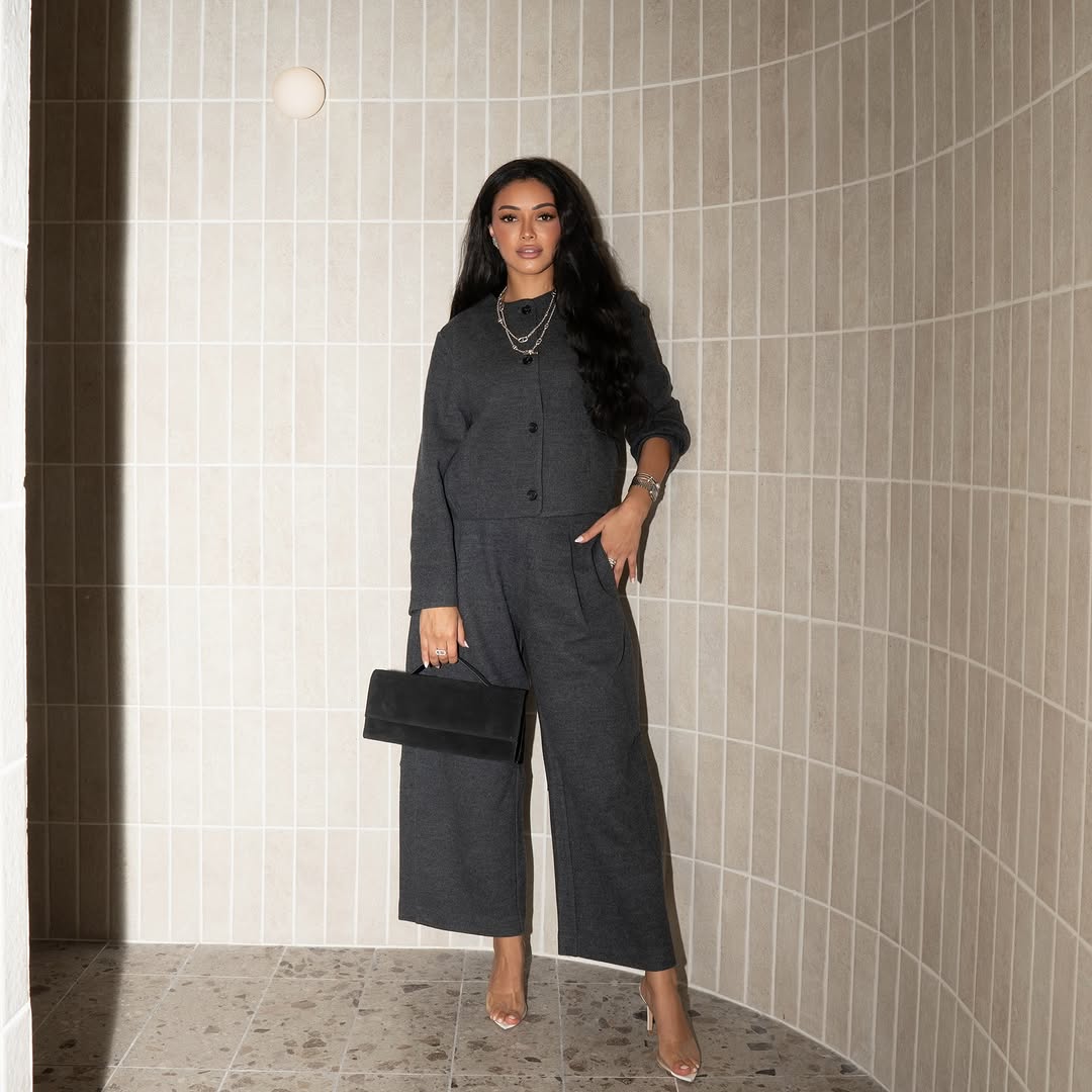 شوق الهادي بإطلالة الكاجوال المريح خارج الشاشة