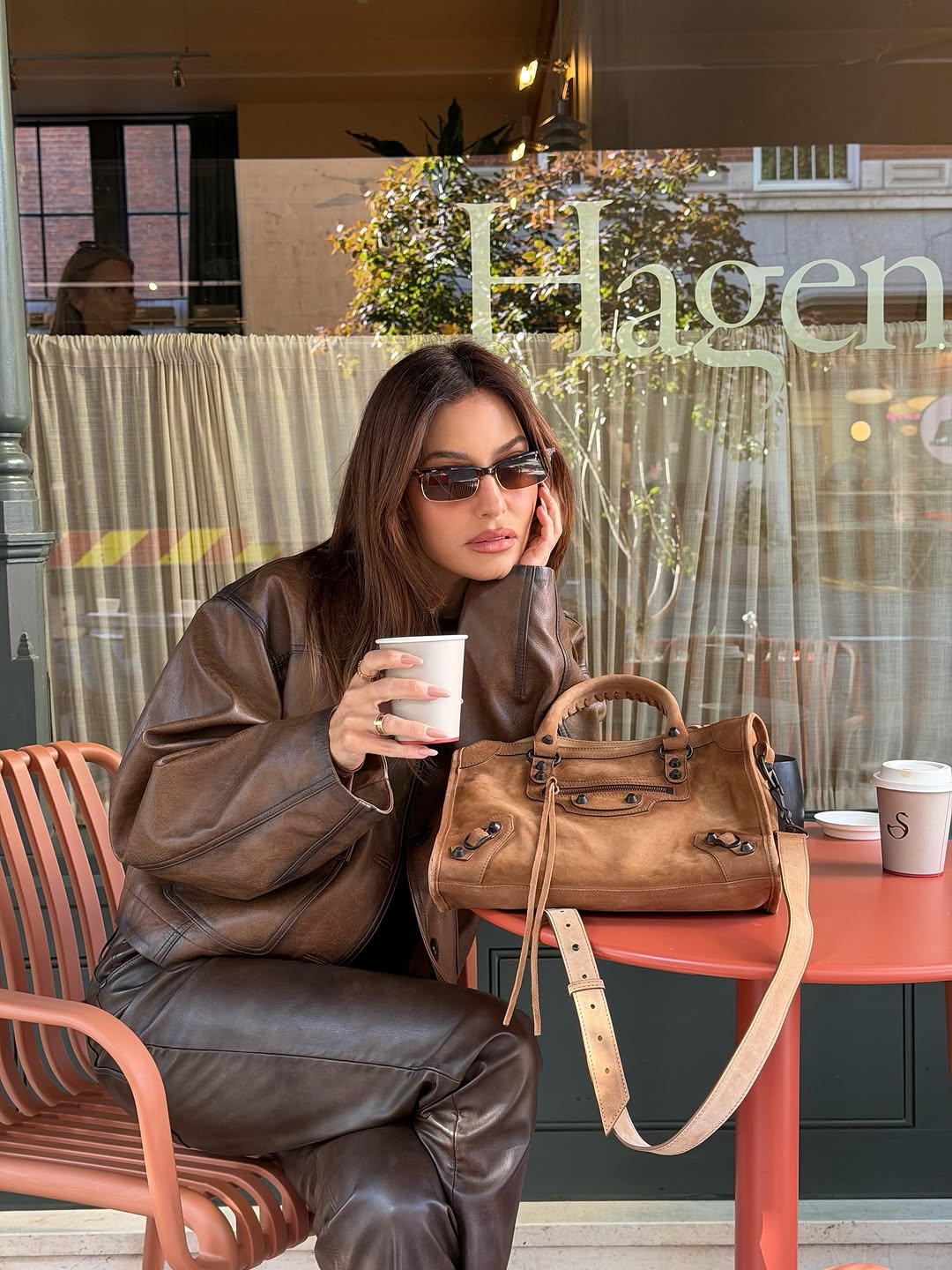 كارن وازن بتنسيق كاجوال أنيق بألوان ترابية