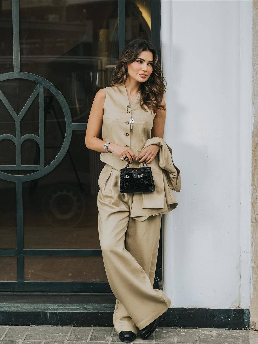 مريم الأبيض بالبدلة البيج مع الـ جيليه"