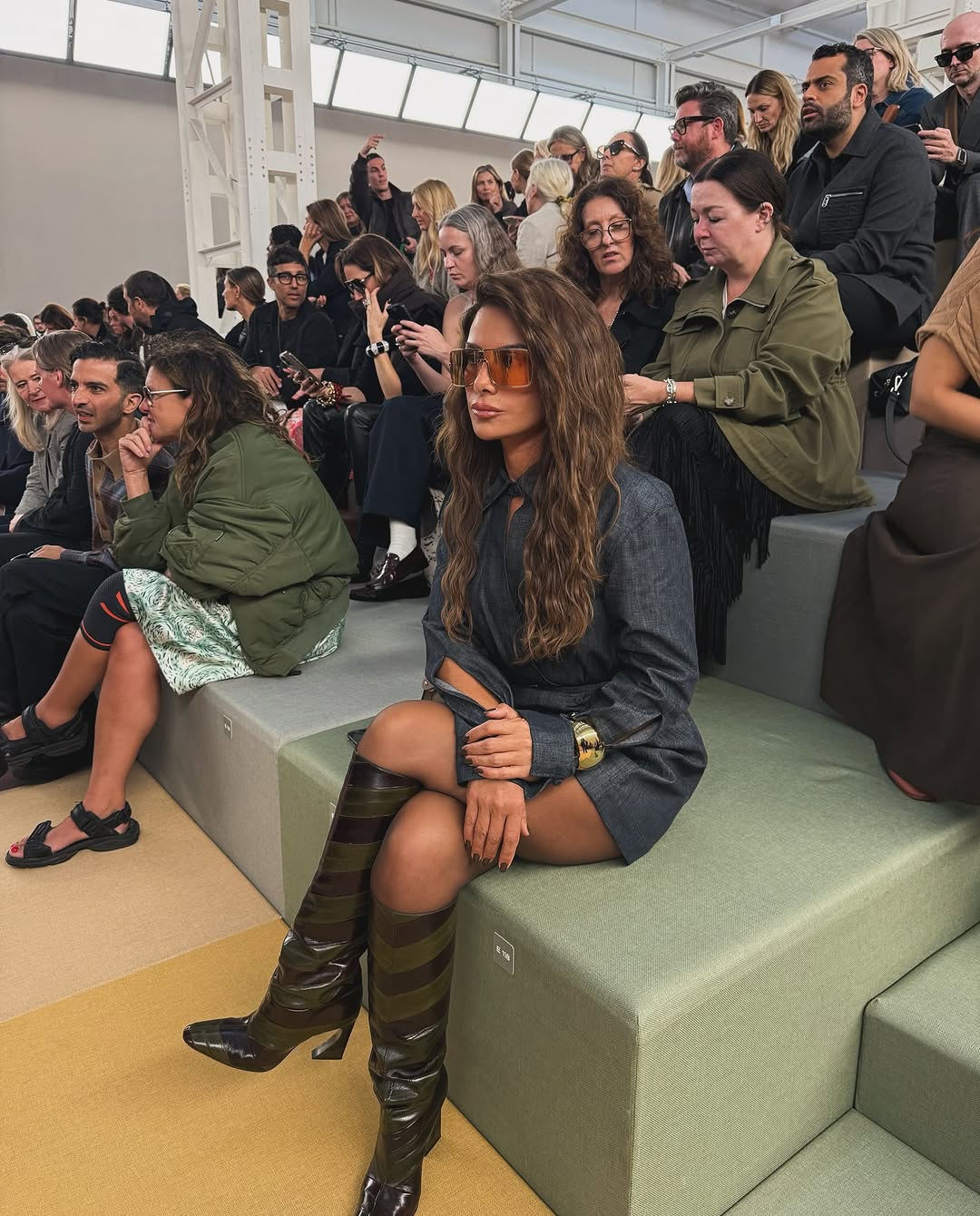 صبا مبارك تجمع الكلاسيكية بالعصرية في عرض Fendi بباريس