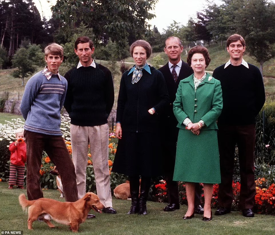 الغموض يكتنف مصير كلاب الملكة بعد طرد سارة وأندرو