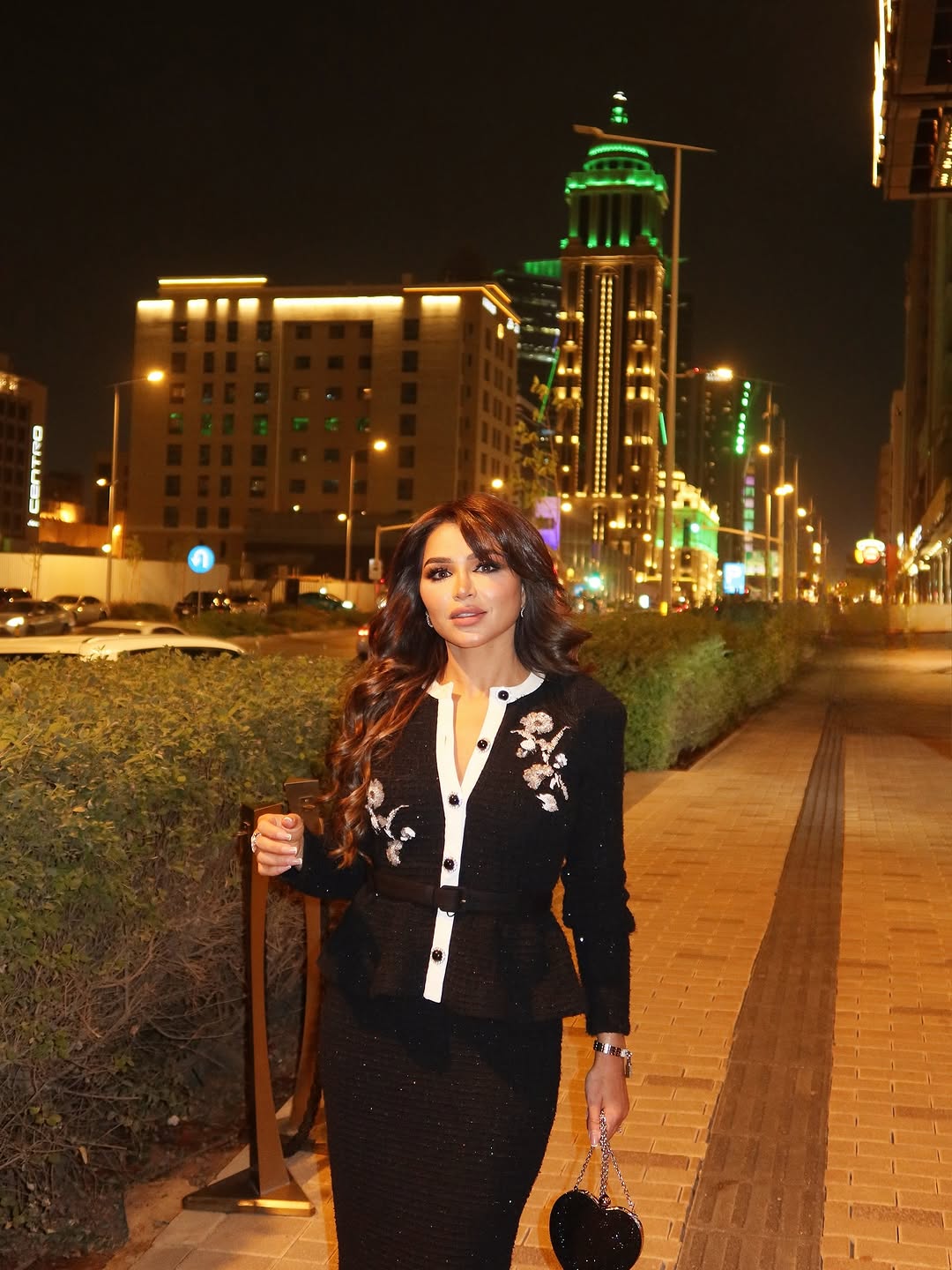 إطلالة نهى نبيل بطقم كلاسيكي مع التنورة الطويلة