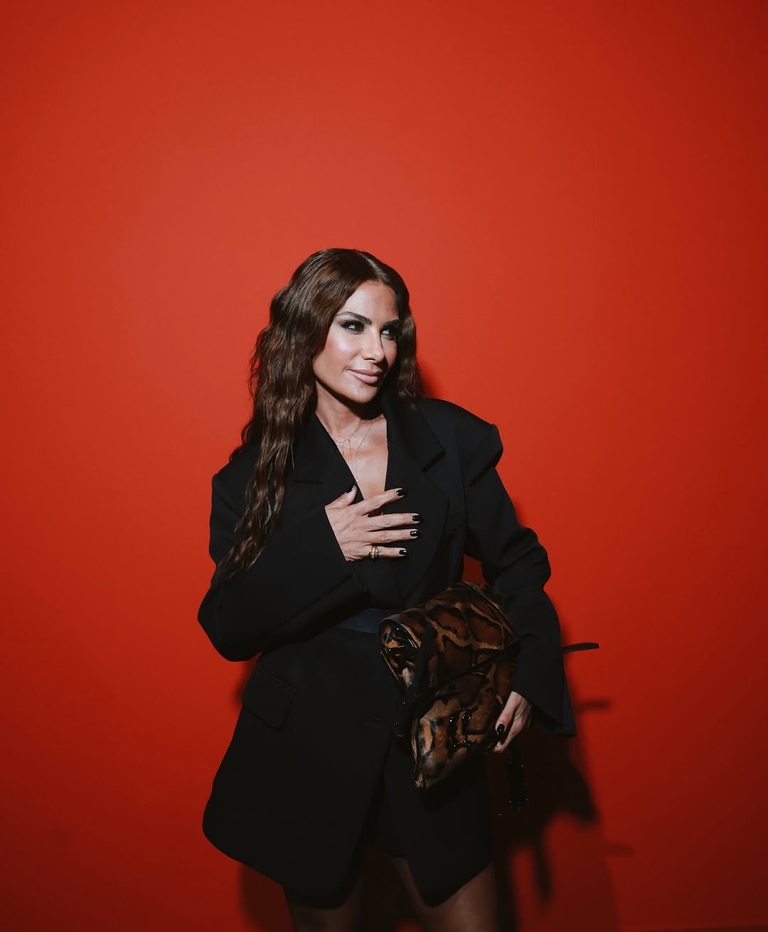 صبا مبارك بالأسود ونقشة النمر