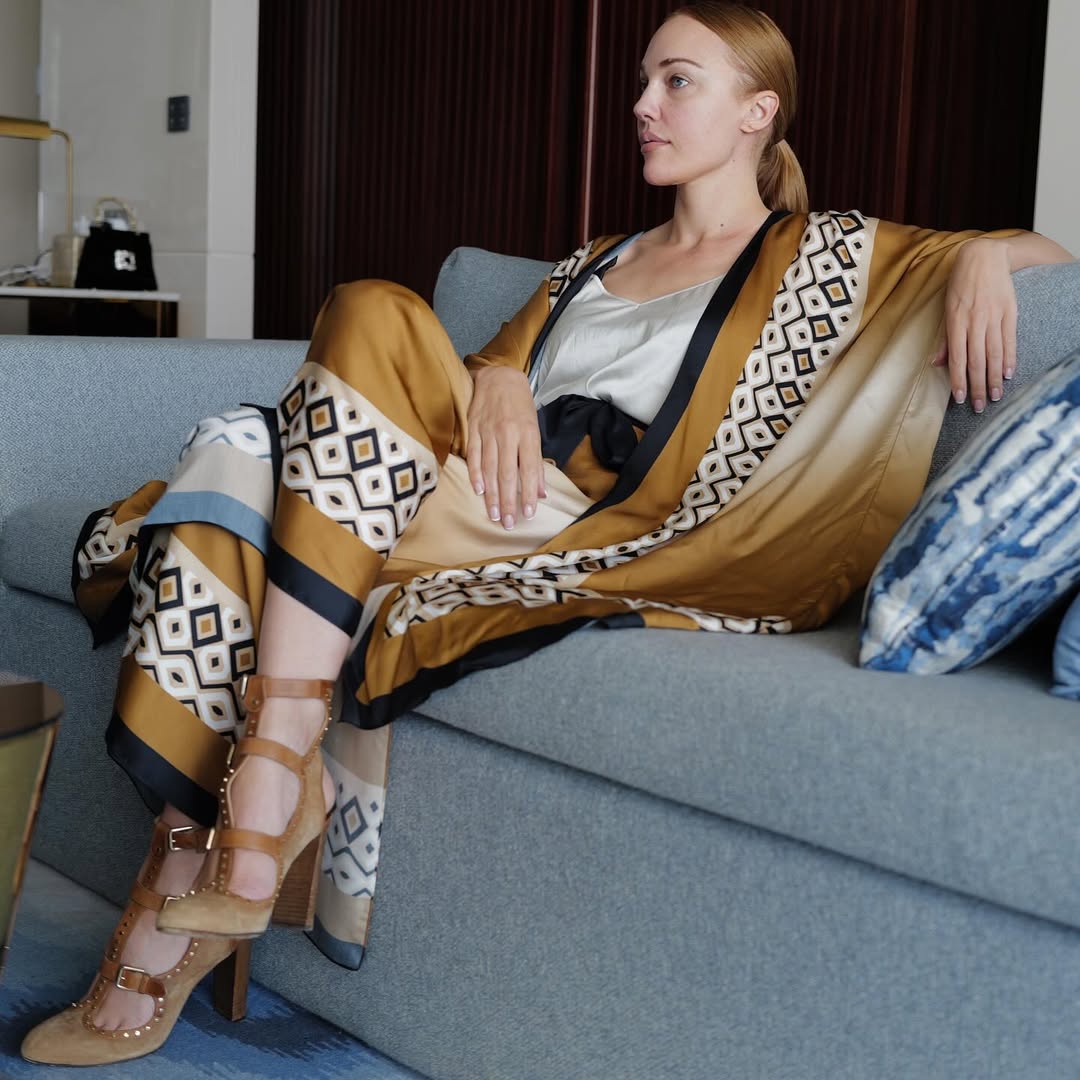 إطلالة الكيمونو العصري بنقشات هندسية شرقية