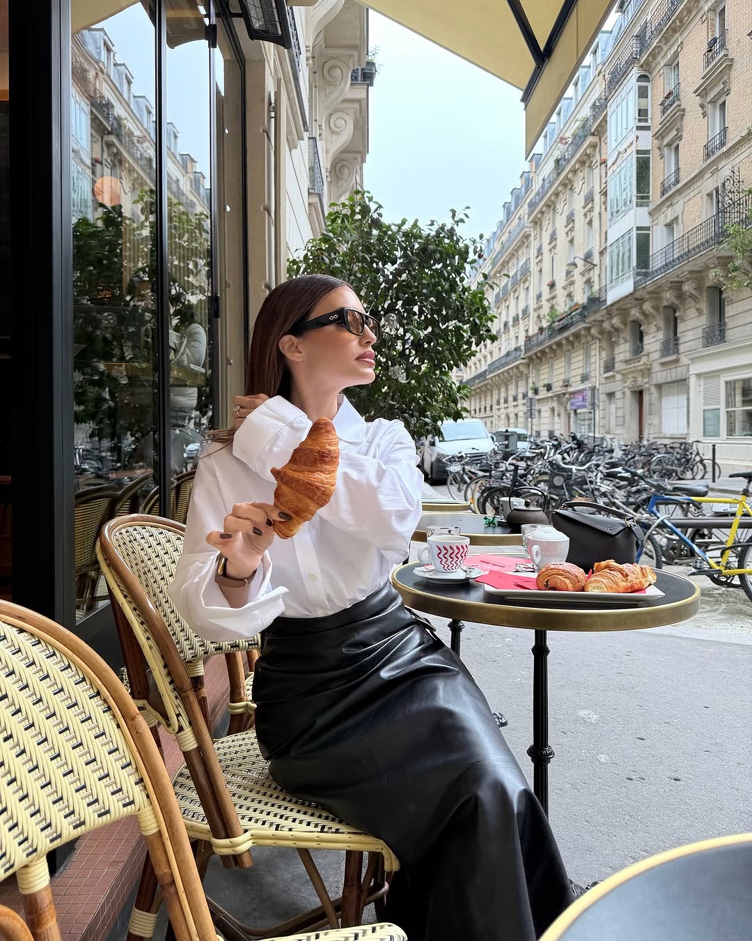 كارن وازن بإطلالة "شيك" بلمسة باريسية كلاسيكية