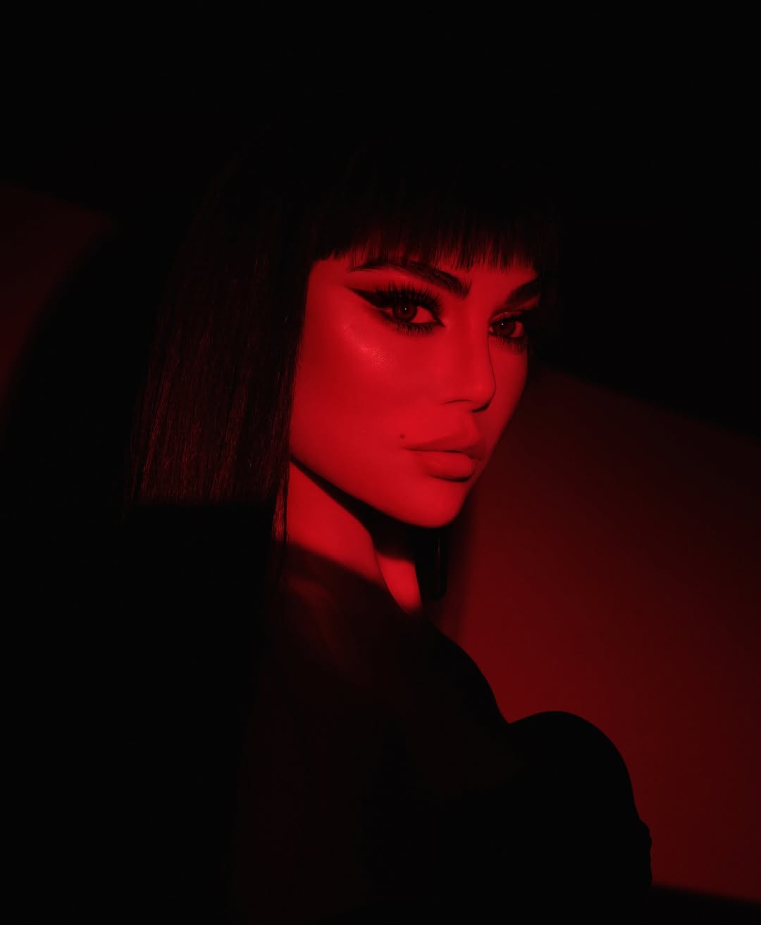 عيون القطة (Cat Eye) بآيلاينر حاد