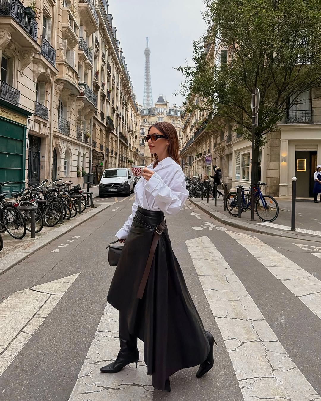 كارن وازن بإطلالة "شيك" بلمسة باريسية كلاسيكية