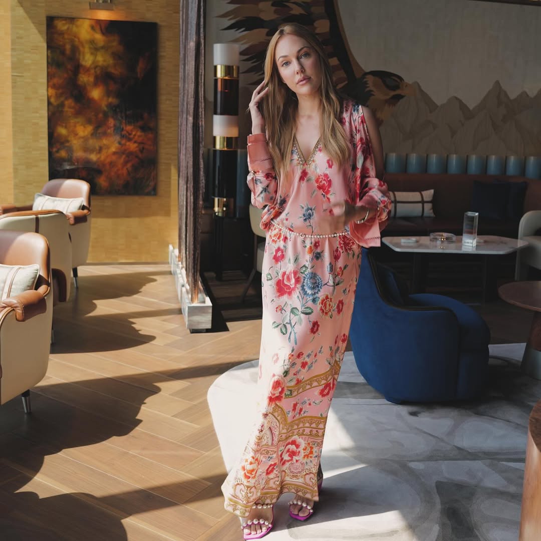 إطلالة ناعمة بالفستان العباءة المزخرف بالورود