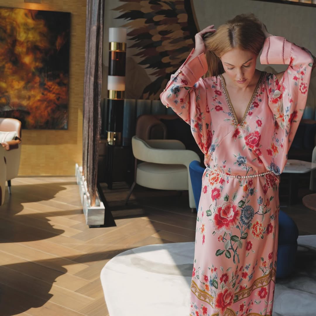 إطلالة ناعمة بالفستان العباءة المزخرف بالورود