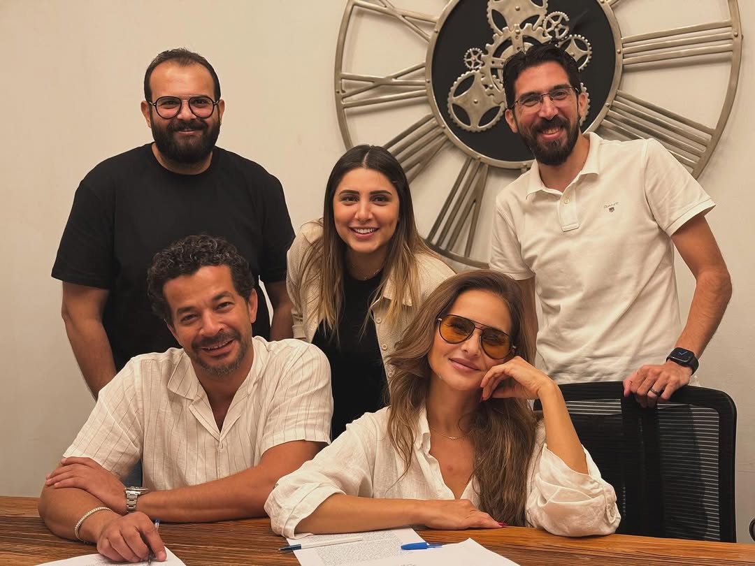 نيللي كريم مع شريف سلامة أبطال مسلسل "على قد الحب"