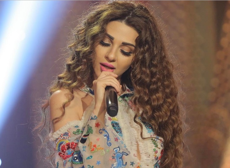  ميريام فارس بتسريحة الكيرلي مع الفرق النصفي 
