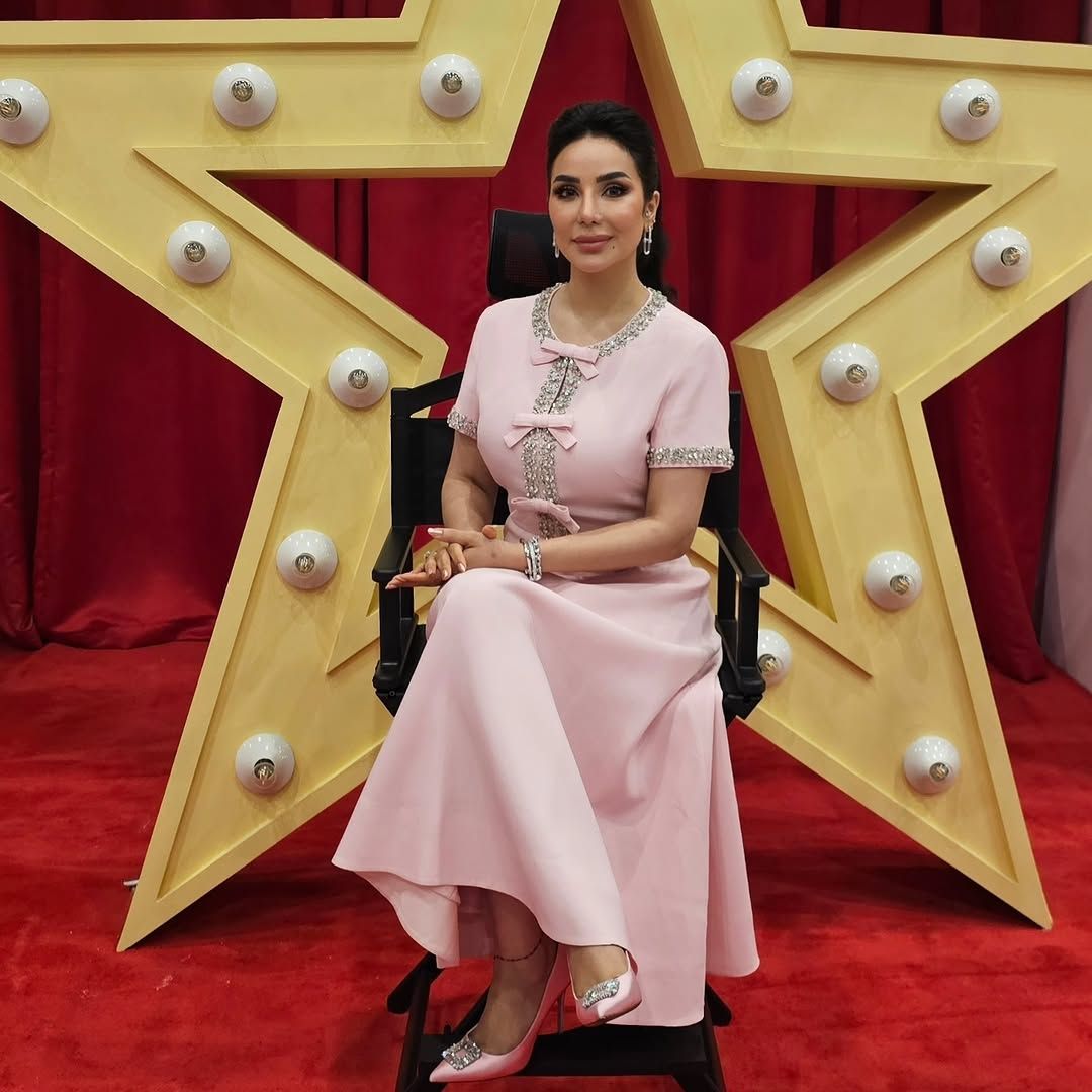 فستان وردي أنيق بأسلوب لجين عمران