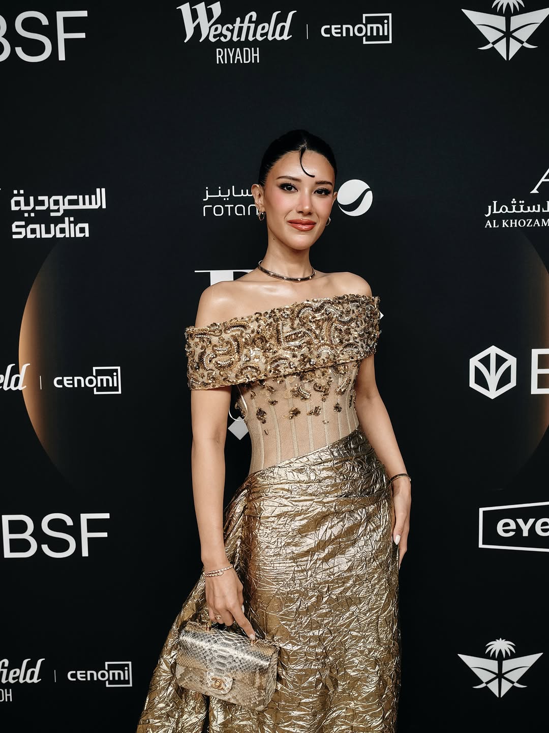 زينب البلوشي بمكياج لامع