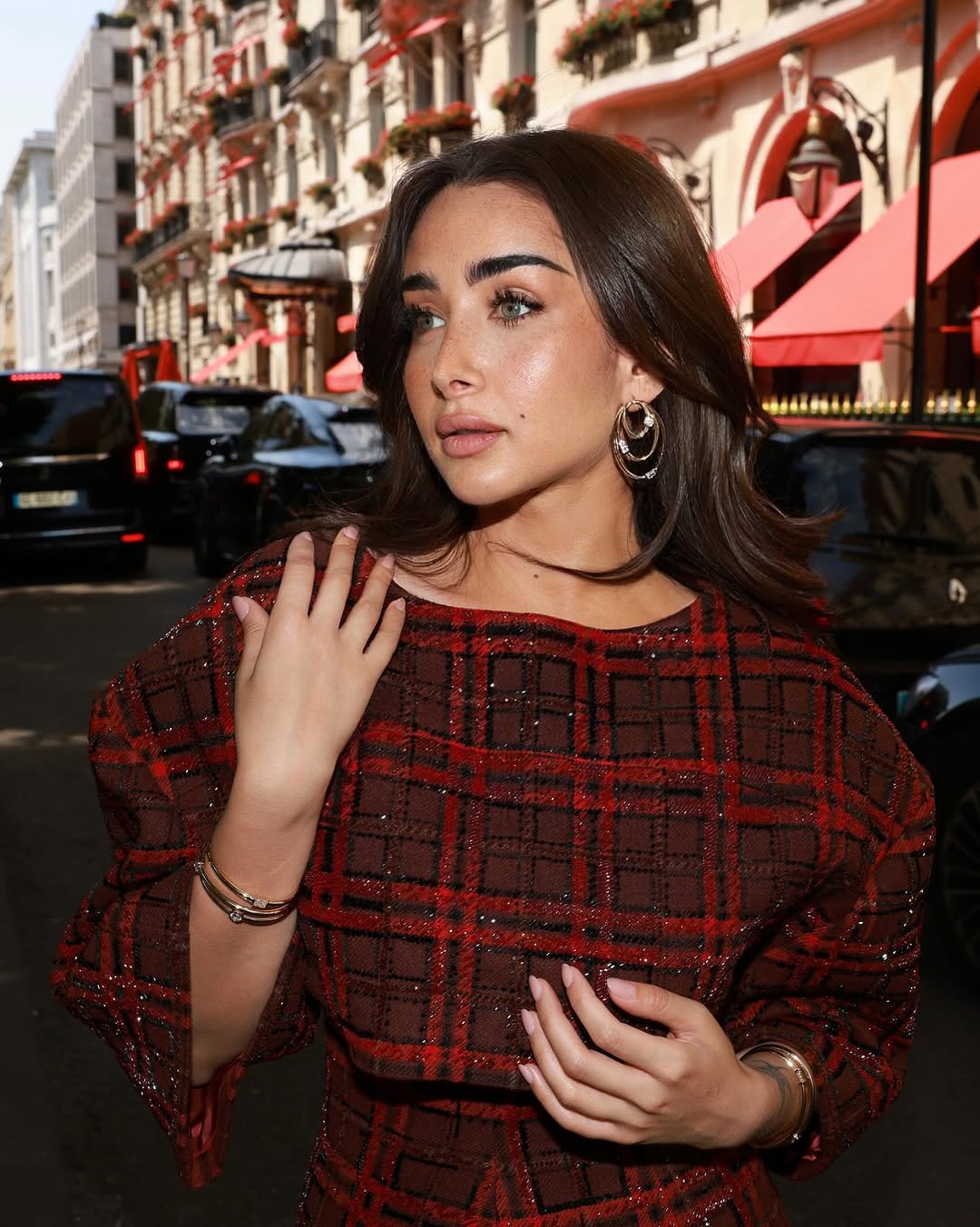 هنا الزاهد تخطف الأنظار بطقم بنقشة الكاروهات