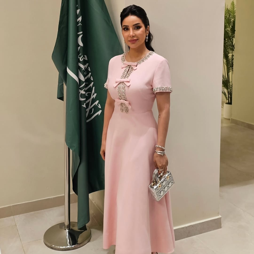 فستان وردي أنيق بأسلوب لجين عمران