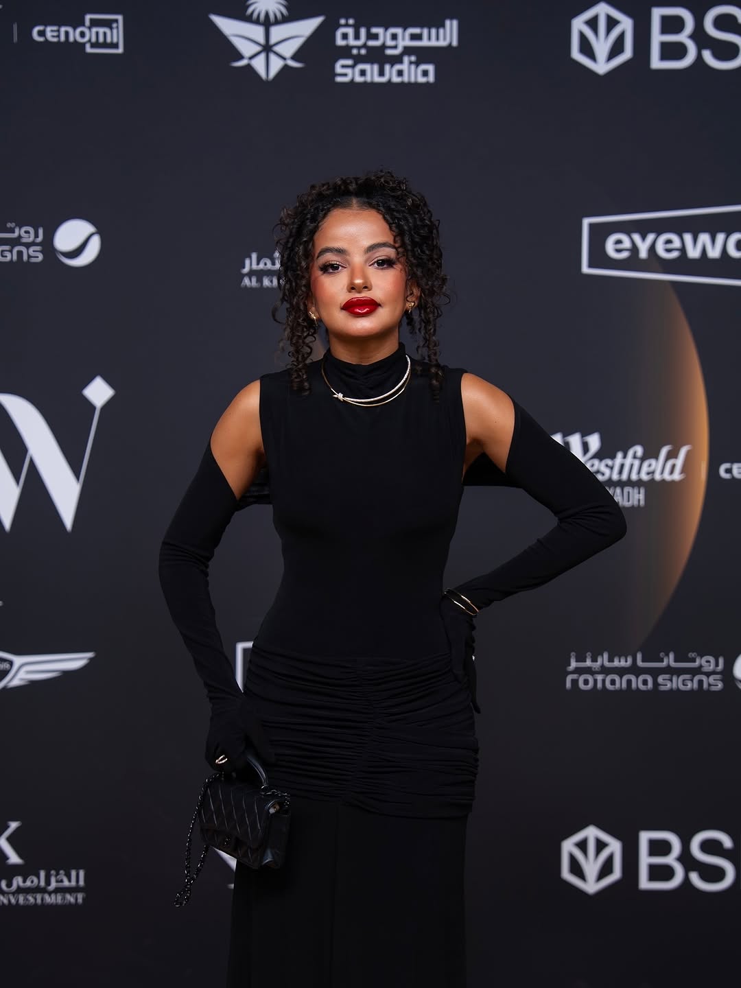 أجواء الجودي بإطلالة الأسود الكلاسيكي بقصة عصرية