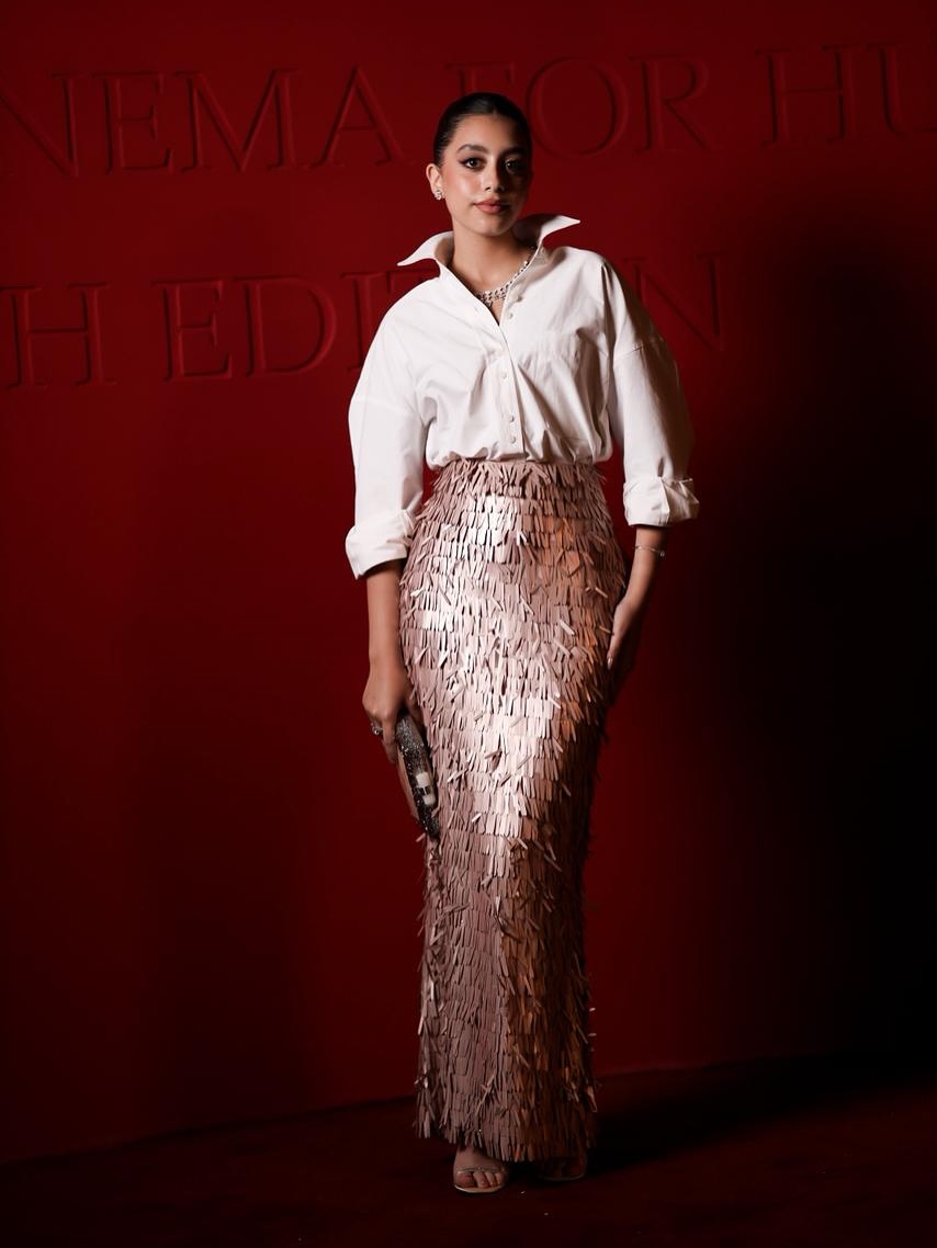 إطلالة ياسمينا العبد بتنورة لامعة