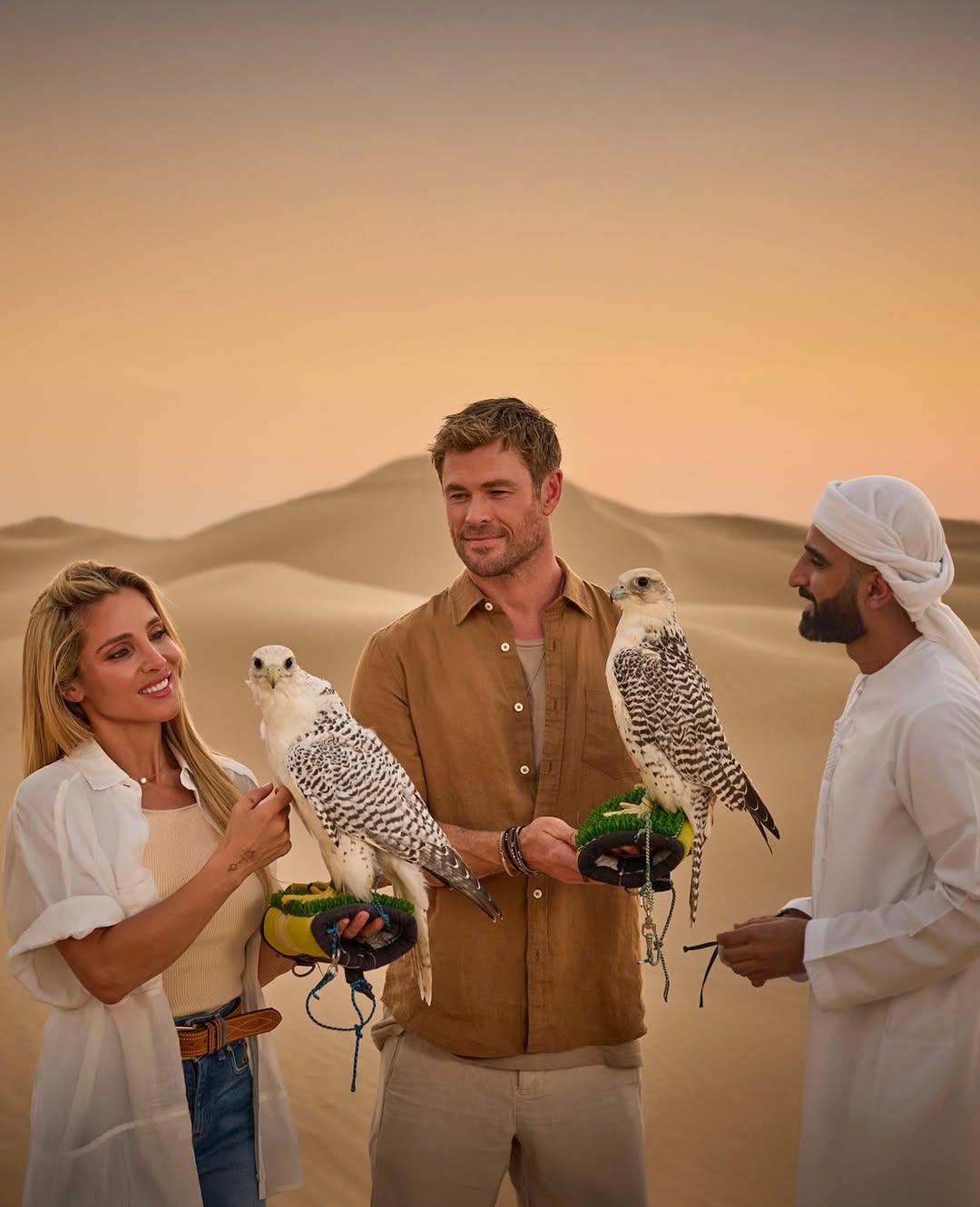 كريس هيمسوورث زوجته في أبو ظبي