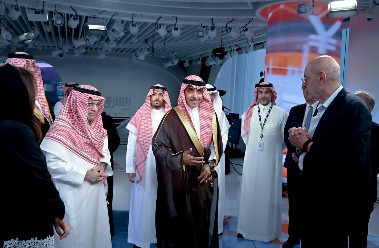 وزير الإعلام السعودي يزور المقر الجديد لـSRMG واستوديوهات "شبكة الشرق" 