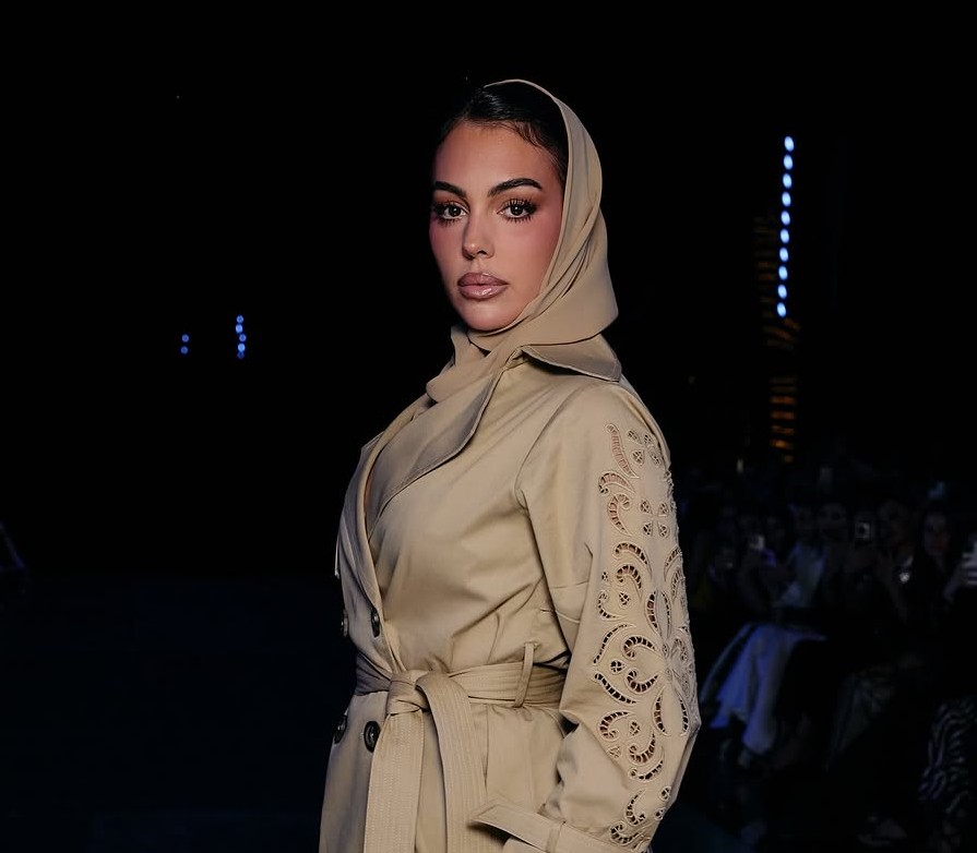 جورجينا رودريغز بالمكياج البرونزي وغطاء الرأس الأنيق
