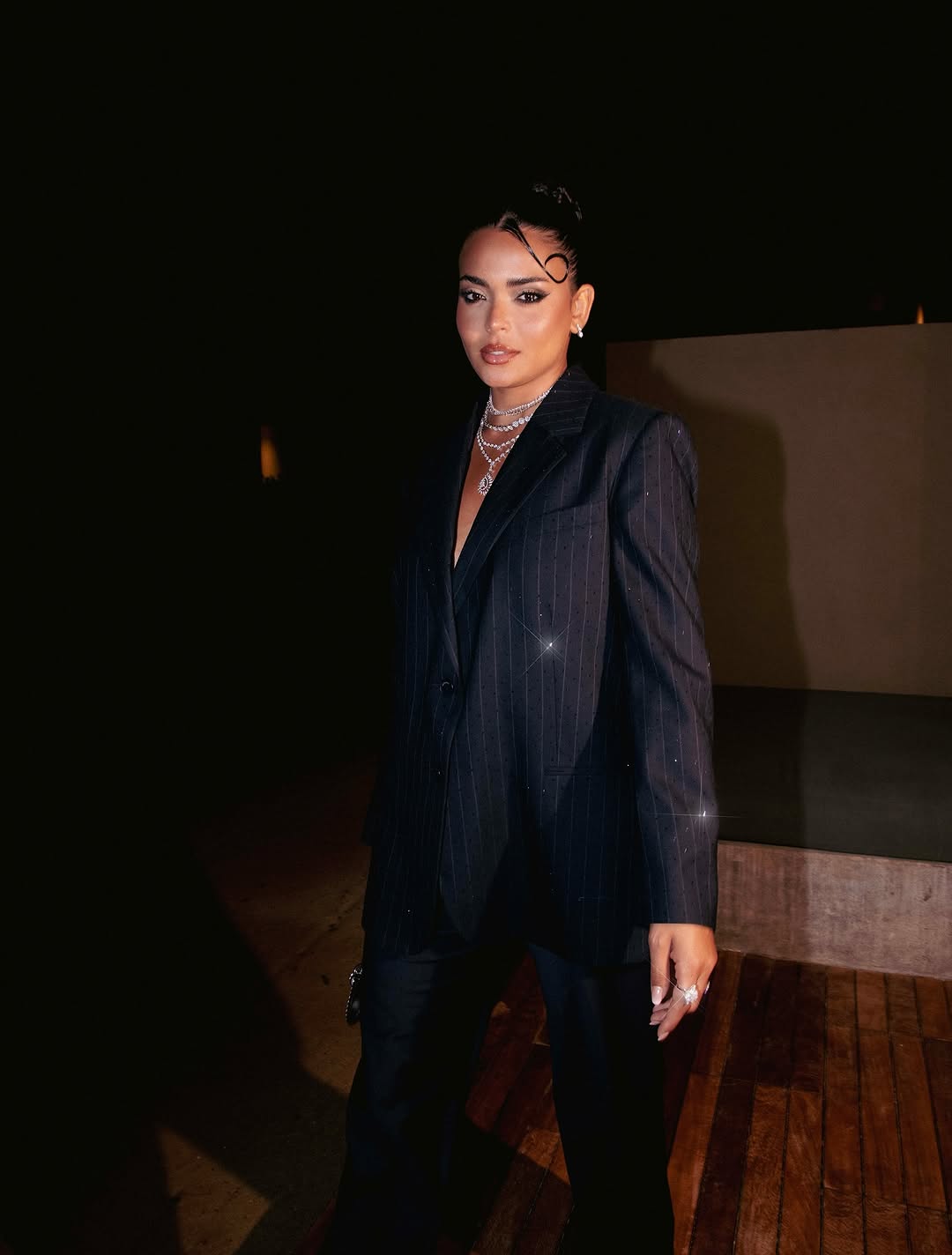 أسماء جلال بأناقة جريئة بأسلوب التوكسيدو العصري