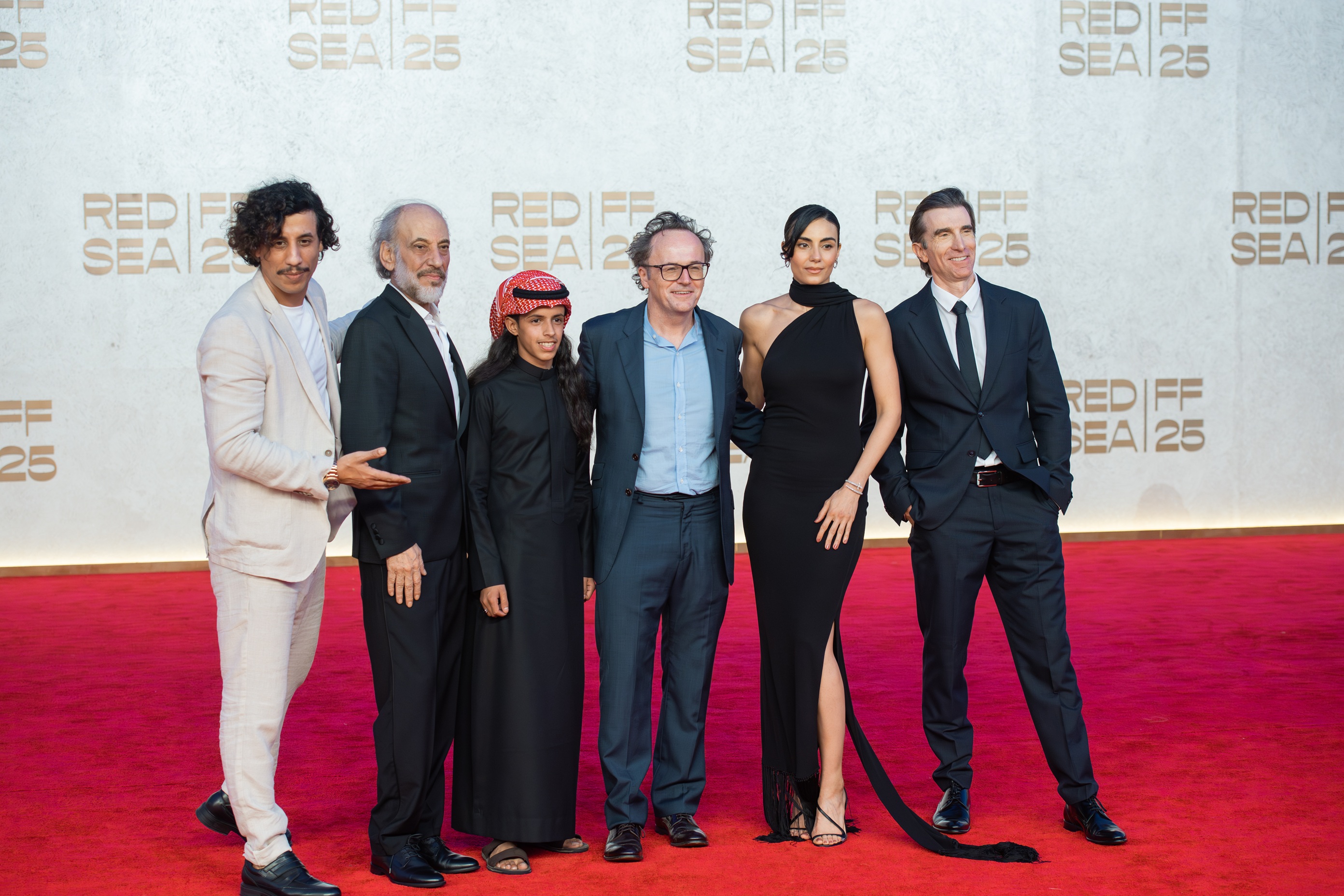 صناع الفيلم على السجادة الحمراء