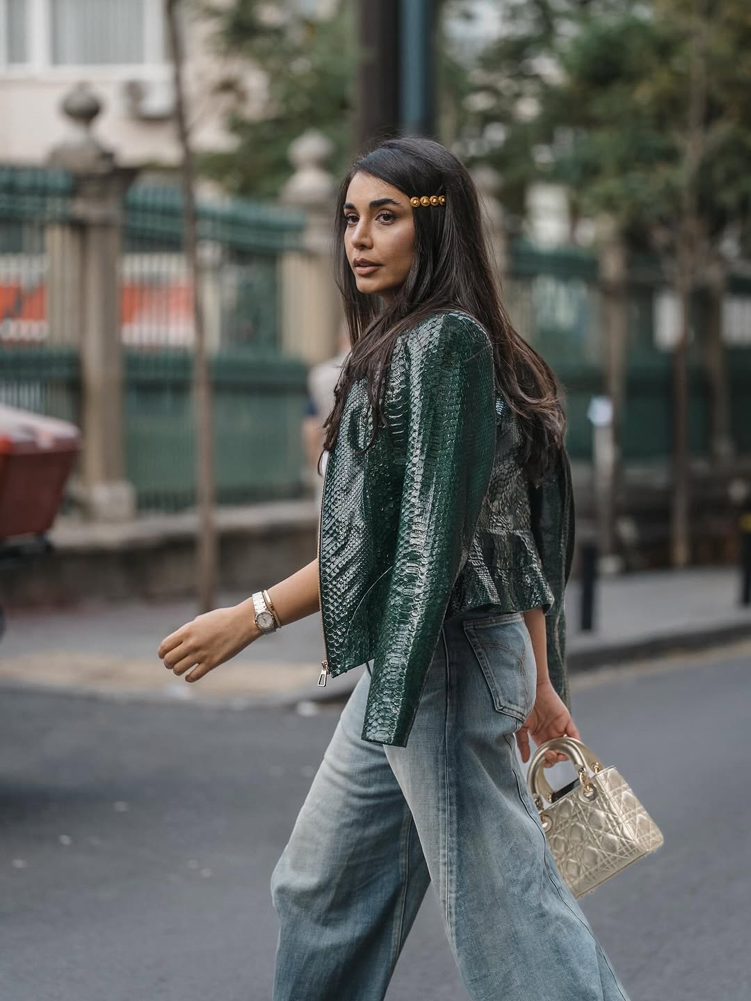 هند نزار متألقة بالجينز بأسلوب عصري راقٍ