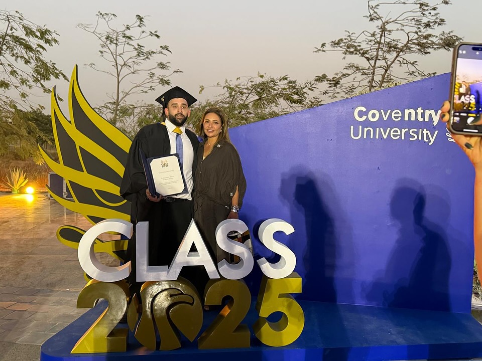 ليلى علوي في حفل تخرج ابنها