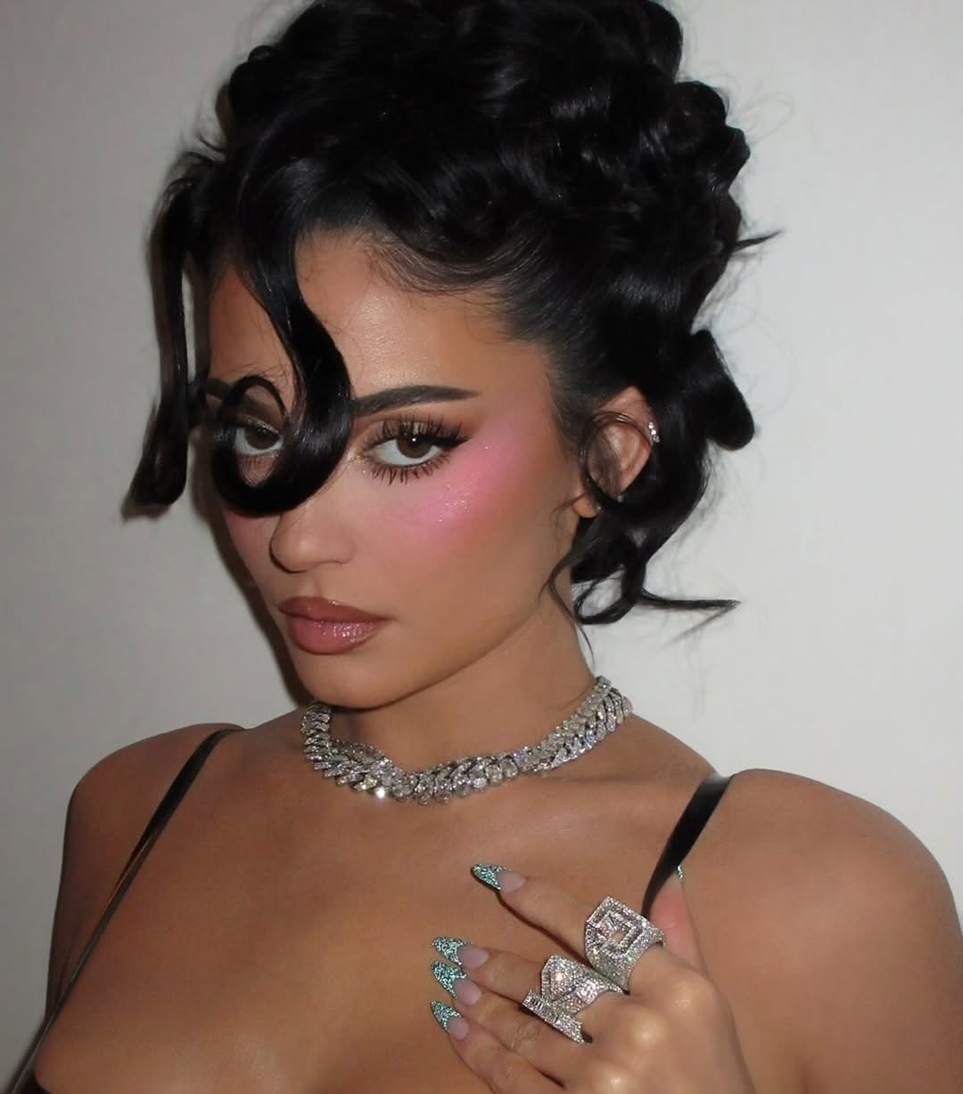 شفاه محدّدة بكونتور داكن