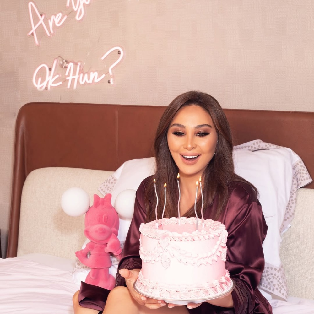 إليسا تحتفل بعيد ميلادها