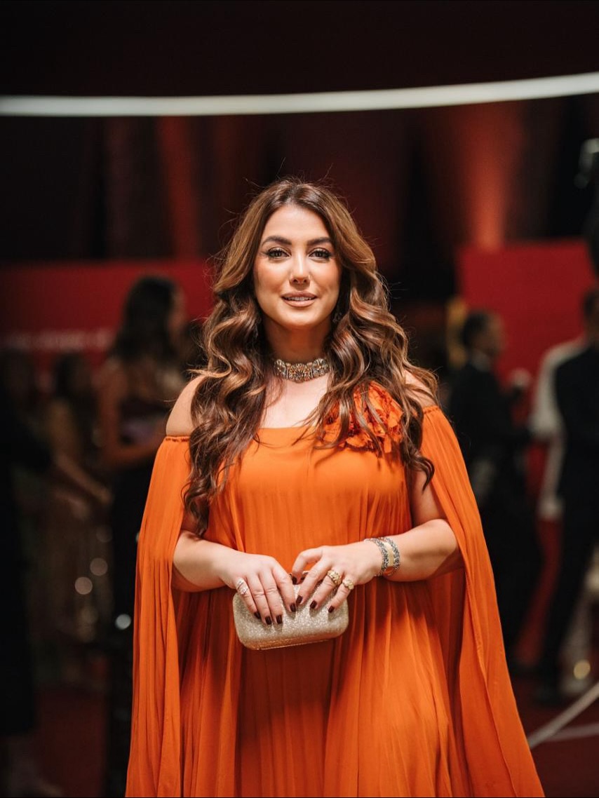 كندة علوش تتوهج باللون البرتقالي