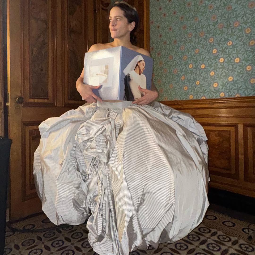 روزاليا مع غلاف ألبومها الجديد