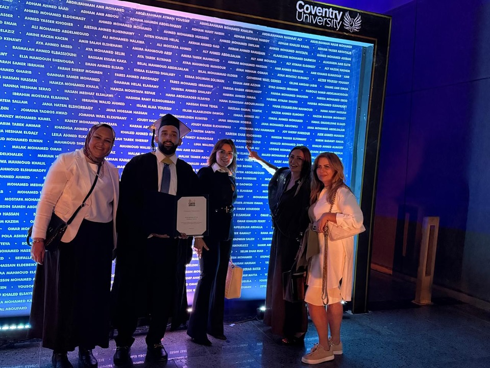 ليلى علوي في حفل تخرج ابنها