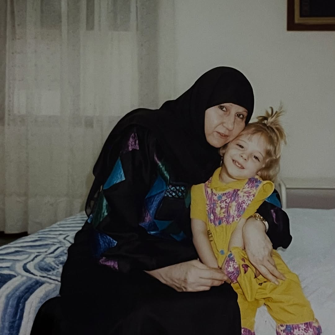فاطمة البنوي في طفولتها مع جدتها