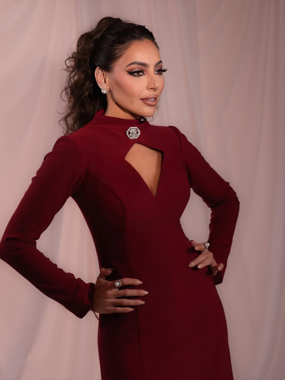 فخامة المخمل العنابي بأسلوب فاطمة الصفي