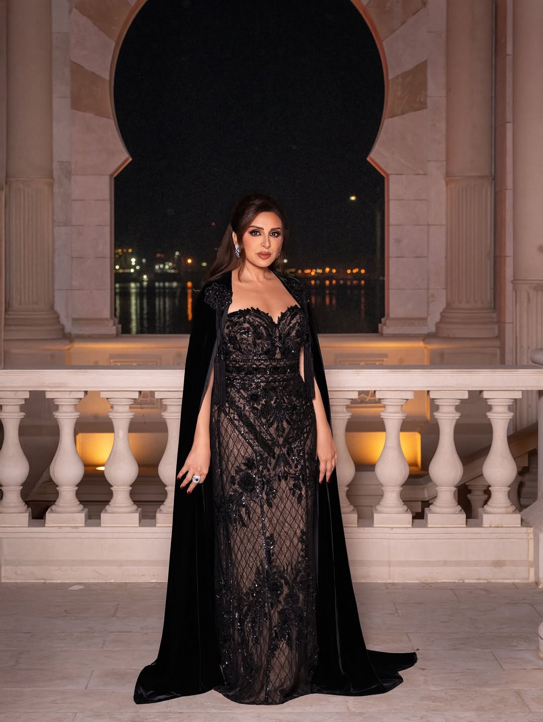 أنغام بفخامة المخمل الأسود والتطريز