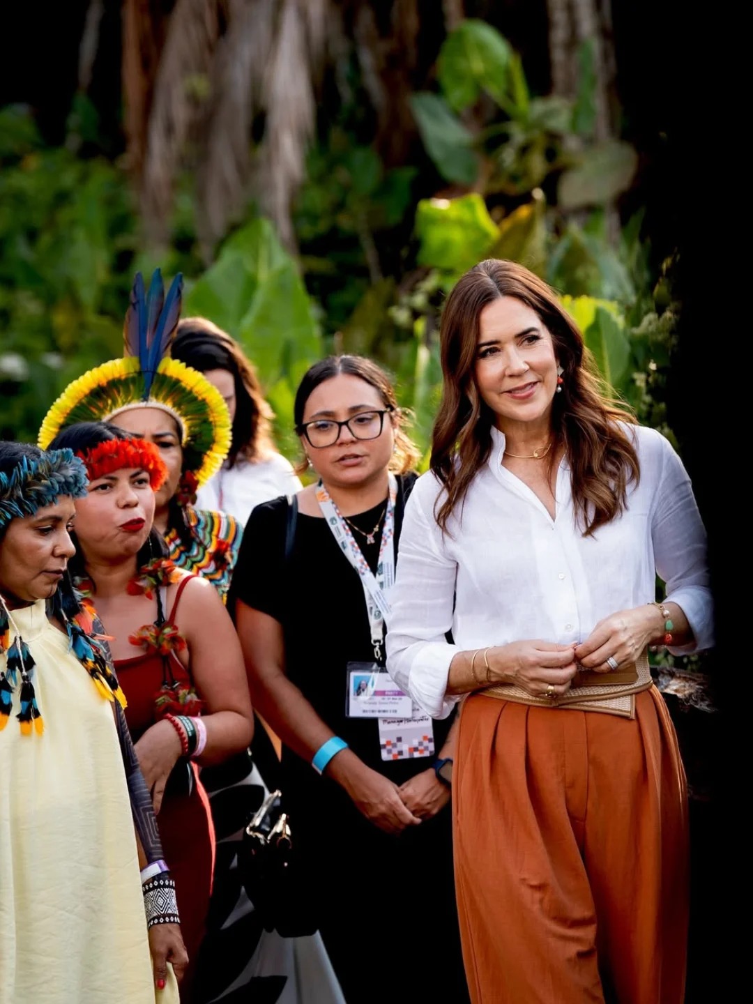 ارتدت ماري قميصًا أبيض ناصعًا وبنطالًا عالي الخصر بلون الصد