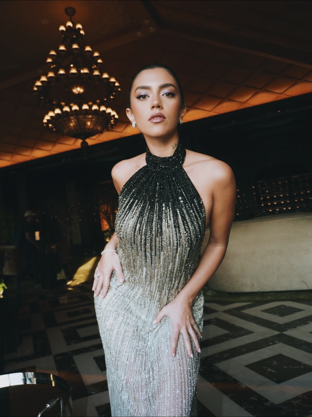 ستيفاني عطالله بفستان بتدرجات الـ "أومبريه" اللامع من تصميم طوني ورد