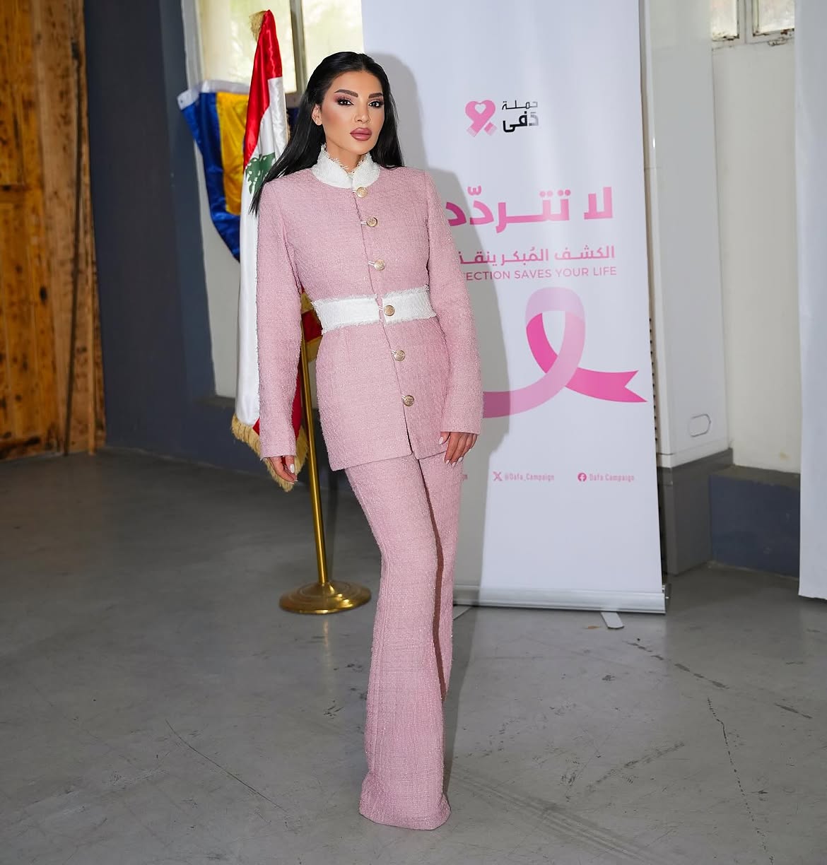 الفنانة اللبنانية دينا حايك خلال مشاركتها في حملات توغية من سرطان الثدي