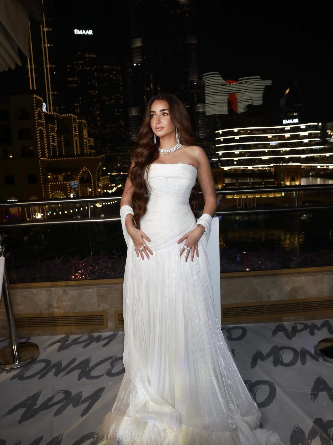 هنا الزاهد بالفستان الأبيض في دبي